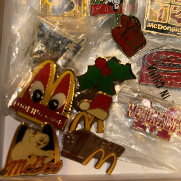 Vintage McDonald pins-lot of 16 pins, happy meal box, fries, shake, Ronald - Picture 4 of 13